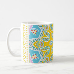 Dekoratives farbenfrohes Ornament auf weißem Hinte Kaffeetasse