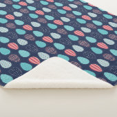 Dekoratives Gemustertes Ei-Muster auf dunkelblau Sherpadecke (3/4)