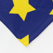 Dekoratives Muster aus blaugelben Sternen Fleecedecke (Ecke)