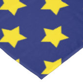 Dekoratives Muster aus blaugelben Sternen Tischdecke (Schrägansicht)