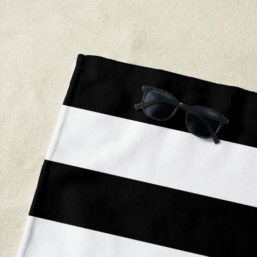 Dekoratives Muster aus schwarz-weiß Streifen Strandtuch (Beispiel)