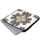 Dekoratives Muster brauner Barockmotive mit Flo Laptopschutzhülle (Vorne Knopf)