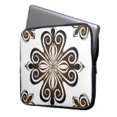 Dekoratives Muster brauner Barockmotive mit Flo Laptopschutzhülle (Vorderseite Links)