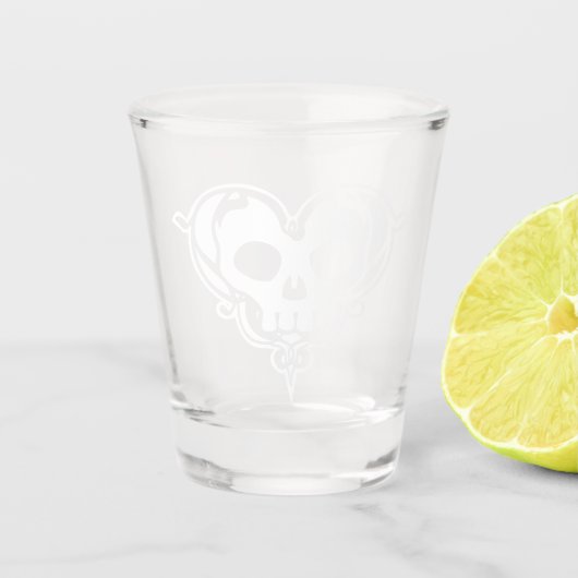 Dekoratives Schädelherz Schnapsglas (Vorderseite)