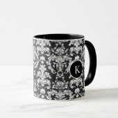 Dekoratives Schwarz-Weiß-Damast-Muster Tasse (VorderseiteRechts)