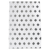 Dekoratives Silbergrau-weißes Diamantmuster Mittlere Geschenktüte (Rückseite)