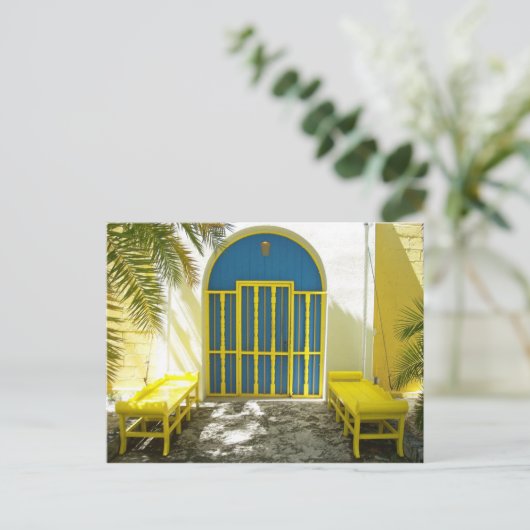 Dekorierte blaue Tür mit gelben Bänken Postkarte (Stehend Vorderseite)