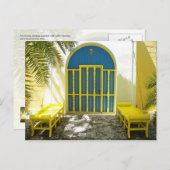 Dekorierte blaue Tür mit gelben Bänken Postkarte (Vorne/Hinten)