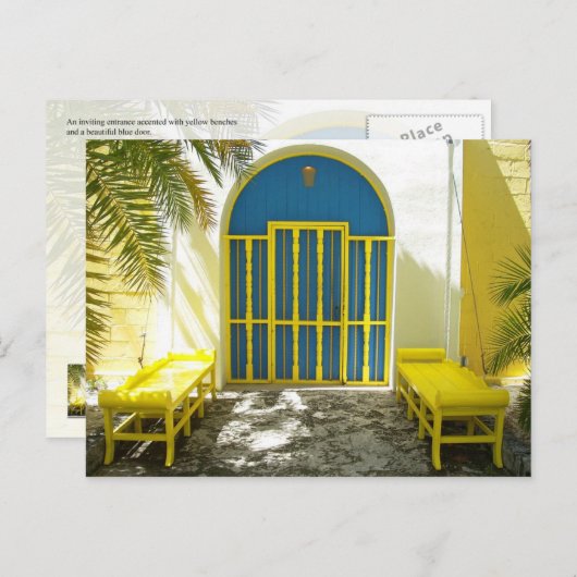 Dekorierte blaue Tür mit gelben Bänken Postkarte (Vorne/Hinten)