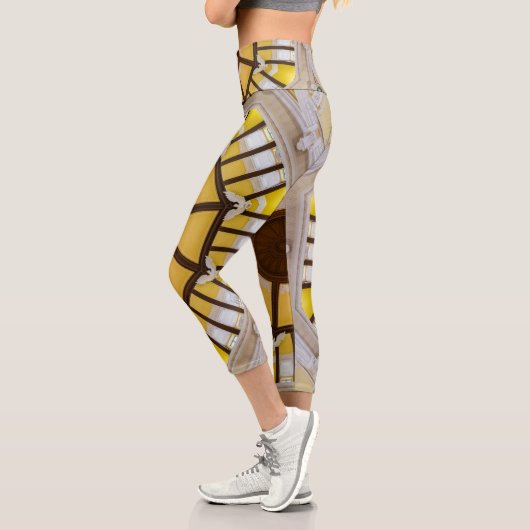 Dekorierte Decke am Bahnhof Tokio Capri Leggings (Links)