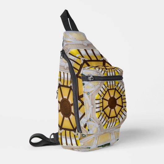 Dekorierte Decke am Bahnhof Tokio Crossbody Bag (Linke Seite)