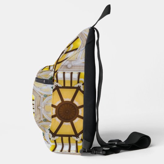 Dekorierte Decke am Bahnhof Tokio Crossbody Bag (Rechts)
