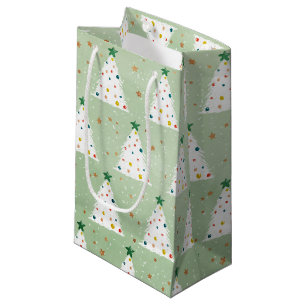 Dekorierte weiße Weihnachtsbaumen Grüner Stern & O Kleine Geschenktüte