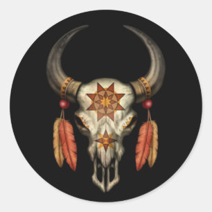 Dekorierter Ur-Bull-Schädel mit Federn auf Schwarz Runder Aufkleber