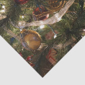 Dekorierter Weihnachtsbaum Nah Seidenpapier (Ausschnitt)