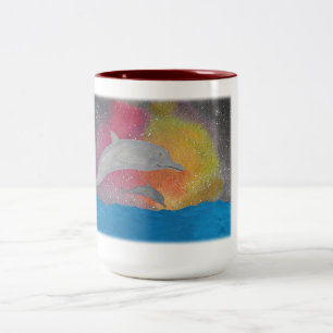 Delfine gegen einen galaktischen Himmel Zweifarbige Tasse