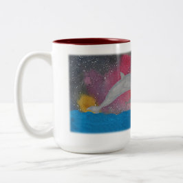 Delfine gegen einen galaktischen Himmel Zweifarbige Tasse