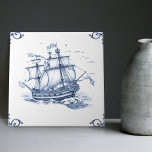Delft Blue Dutch Style Frigate Schooner Segelboot Fliese<br><div class="desc">Diese schöne handbemalte Keramik Kachel zeigt einen klassischen Schoner im traditionellen niederländischen Delft Blue Stil. Delft Keramik Kacheln haben eine lange und reiche Geschichte verabredet bis ins 16. Jahrhundert, als sie zum ersten Mal in der niederländischen Stadt Delft hergestellt wurden. Ursprünglich für die Dekoration der Innenräume reicher Zuhause verwendet, sind...</div>
