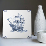 Delft Blue Dutch Style Frigate Schooner Segelboot Fliese<br><div class="desc">Diese schöne handbemalte Keramik Kachel zeigt einen klassischen Schoner im traditionellen niederländischen Delft Blue Stil. Delft Keramik Kacheln haben eine lange und reiche Geschichte verabredet bis ins 16. Jahrhundert, als sie zum ersten Mal in der niederländischen Stadt Delft hergestellt wurden. Ursprünglich für die Dekoration der Innenräume reicher Zuhause verwendet, sind...</div>