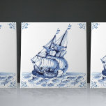 Delft Blue Dutch Style Frigate Schooner Segelboot Fliese<br><div class="desc">Diese schöne handbemalte Keramik Kachel aus dem Jahr 1762 ist ein Set aus 17 verschiedenen Schiffskacheln und präsentiert einen klassischen Schoner im traditionellen niederländischen Delft Blue Stil. Delft Keramik Kacheln haben eine lange und reiche Geschichte verabredet bis ins 16. Jahrhundert, als sie zum ersten Mal in der niederländischen Stadt Delft...</div>