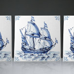 Delft Blue Dutch Style Frigate Schooner Segelboot Fliese<br><div class="desc">Diese schöne handbemalte Keramik Kachel aus dem Jahr 1762 ist ein Set aus 17 verschiedenen Schiffskacheln und präsentiert einen klassischen Schoner im traditionellen niederländischen Delft Blue Stil. Delft Keramik Kacheln haben eine lange und reiche Geschichte verabredet bis ins 16. Jahrhundert, als sie zum ersten Mal in der niederländischen Stadt Delft...</div>