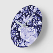 Delft Blue White Bunny Rabbit Birds Dedham Elegant Runde Wanduhr (Winkel)