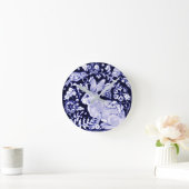 Delft Blue White Bunny Rabbit Birds Dedham Elegant Runde Wanduhr (Zuhause)