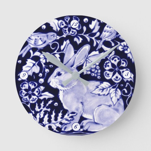Delft Blue White Bunny Rabbit Birds Dedham Elegant Runde Wanduhr (Vorderseite)