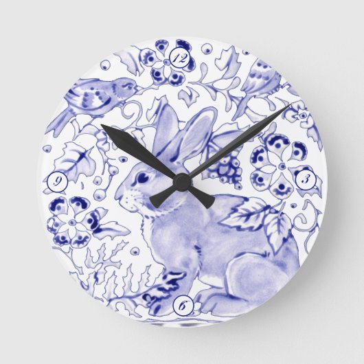 Delft Blue White Bunny Rabbit Birds Dedham Elegant Runde Wanduhr (Vorderseite)