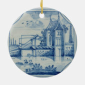 Delft-Fliese, die einen Drawbridge über einem Keramikornament (Hinten)