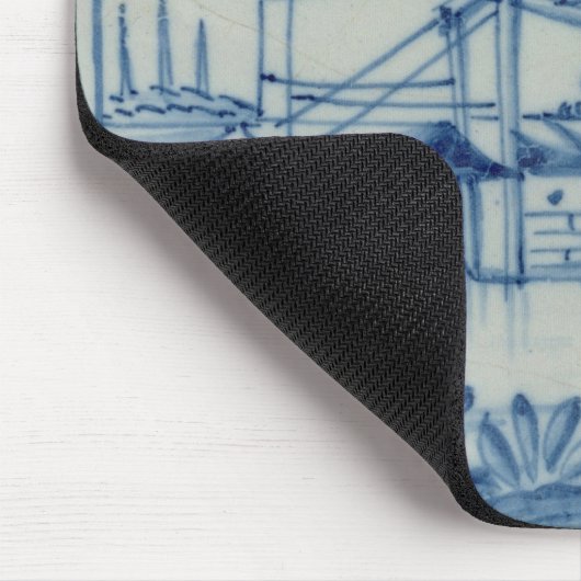 Delft-Fliese, die einen Drawbridge über einem Mousepad (Ecke)