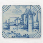 Delft-Fliese, die einen Drawbridge über einem Mousepad<br><div class="desc">Bild: 56463 Delft Fliese, die einen Drawbridge über einem Kanal, 19. Jahrhundert zeigt. Niederländische Schule, (19. Jahrhundert). Privatsammlung, die Stapleton Sammlung. Kunst, schöne Kunst.</div>