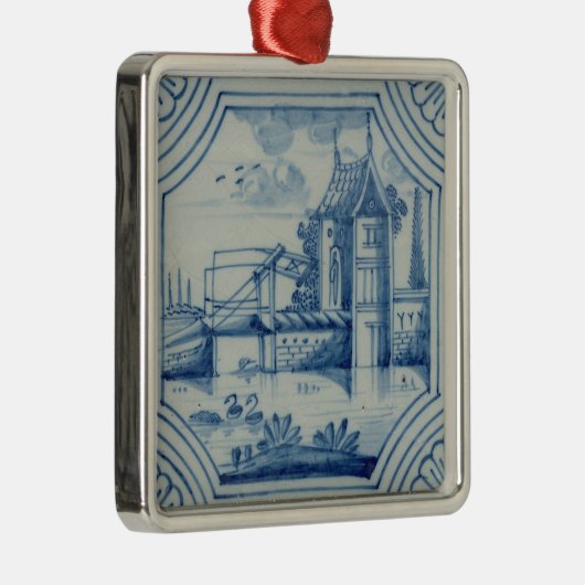 Delft-Fliese, die einen Drawbridge über einem Silbernes Ornament (Rechts)