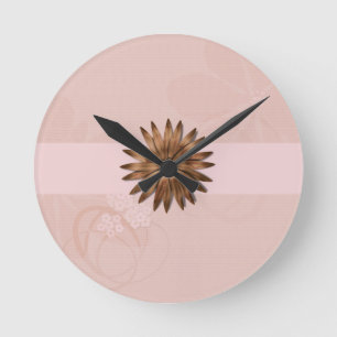 Delicate Abstract Flower on Pale Pink Runde Wanduhr