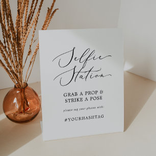 Delicate Black Selfie Station Wedding Hashtag Sockelschild