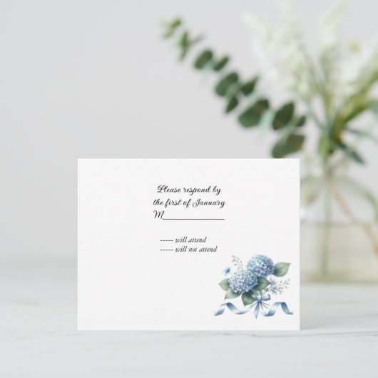 Delicate Blue Hydrangea Wedding RSVP Karte (Stehend Vorderseite)