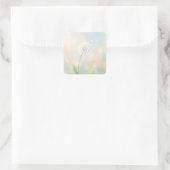 Delicate Dandelion Seeds in the Wind Quadratischer Aufkleber (Tasche)