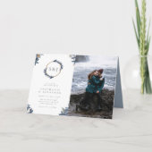 Delicate Dusty Blue Blätter Monogram Wedding Foto Einladung (Vorderseite)