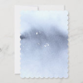 Delicate Dusty Blue Floral Monogram Crest Wedding Einladung (Rückseite)