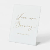 Delicate Gold Calligraphy Love Is Brewing Sockelschild (Vorderseite)