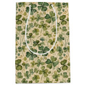 Delicate Green Shamrocks Seamless Mittlere Geschenktüte (Vorderseite)