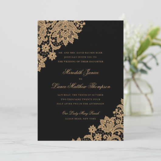 Delicate Lace Corner Black and Gold Script Wedding Einladung (Stehend Vorderseite)