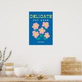 Delicate, Not Weak – Feminist Floral Poster (Küche)