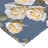 Delicate White And Pale Yellow Roses Tischdecke (Schrägansicht)