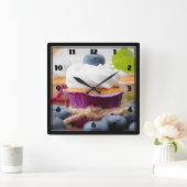 Delicious Blueberry Cupcake with Whipped Cream Quadratische Wanduhr (Zuhause)