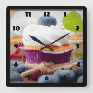 Delicious Blueberry Cupcake with Whipped Cream Quadratische Wanduhr