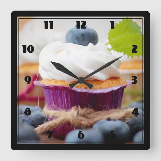 Delicious Blueberry Cupcake with Whipped Cream Quadratische Wanduhr (Vorderseite)