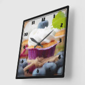Delicious Blueberry Cupcake with Whipped Cream Quadratische Wanduhr (Winkel)