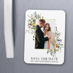 Delikate Aquarellfarben Save the Date Magnet<br><div class="desc">Moderne Wildblume Hochzeit Hochzeit Hochzeit Verlobung Ankündigung Save The Date Magnet umfasst gelbe,  rosa,  lila,  staubblaue und weiße wilde Blume,  Eukalyptus-Blätter,  Salbei-grüne Blätter und andere botanische Vegetation auf einem goldenen Rahmen. Ein paar Fotos.</div>