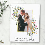 Delikate Aquarellfarben Save the Date Postkarte<br><div class="desc">Moderne Watercolor Wildblume Hochzeit Hochzeit Verlobung Ankündigung Save the Date Postcard beinhaltet gelbe,  rosa,  lila,  staubige,  blaue und weiße Blume,  Eukalyptus-Blätter,  Salbei-grüne Blätter und andere botanische Pflanzen auf einem Goldrahmen. Ein paar Fotos.</div>